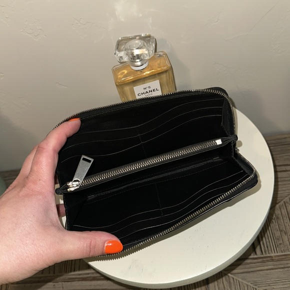 Sold Bottega Veneta Black Lambskin Leather Zip Around Wallet EUC - Picture 6 of 10